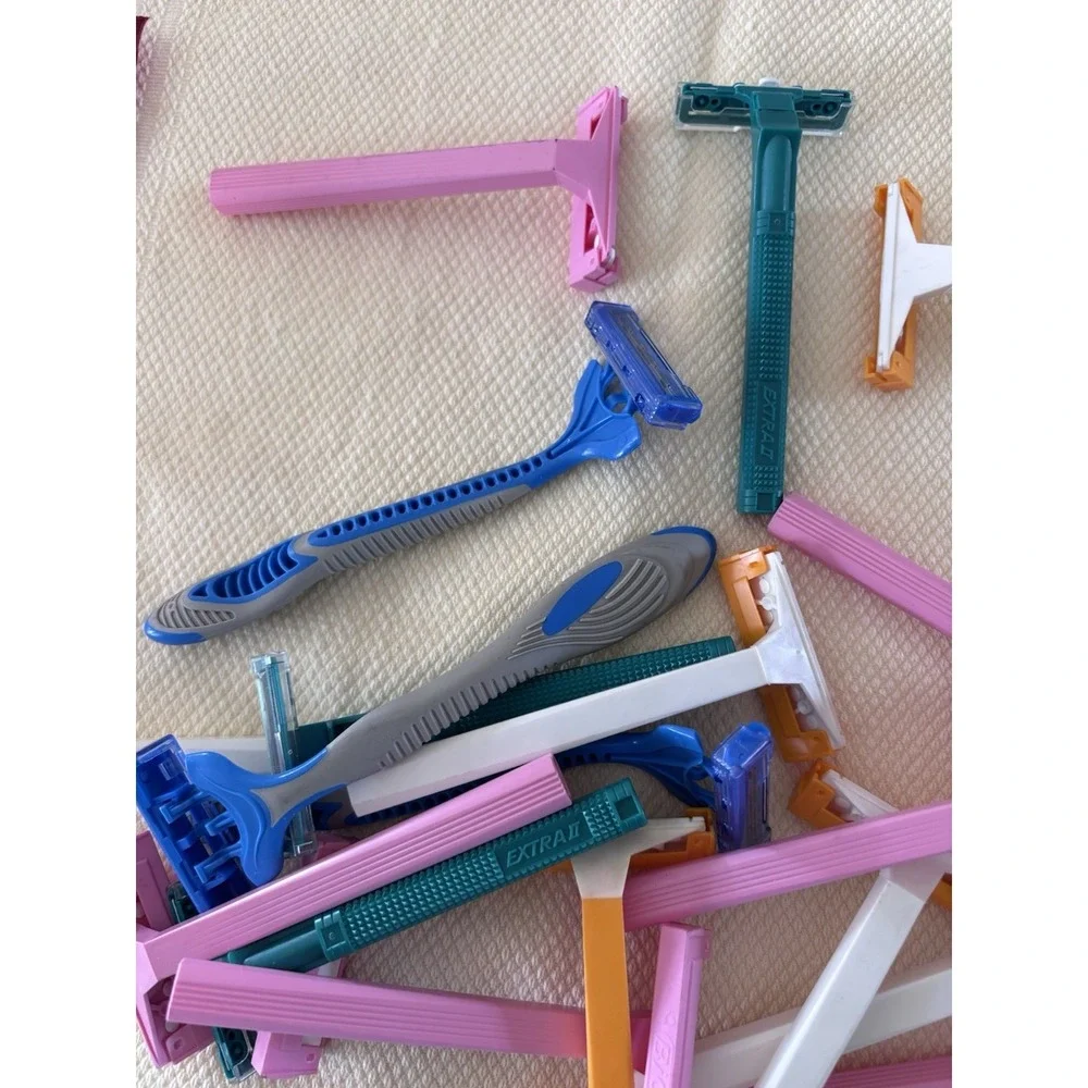 21 Pieces Of Miscellaneous Brand New Disposable‎ Razors, 3424